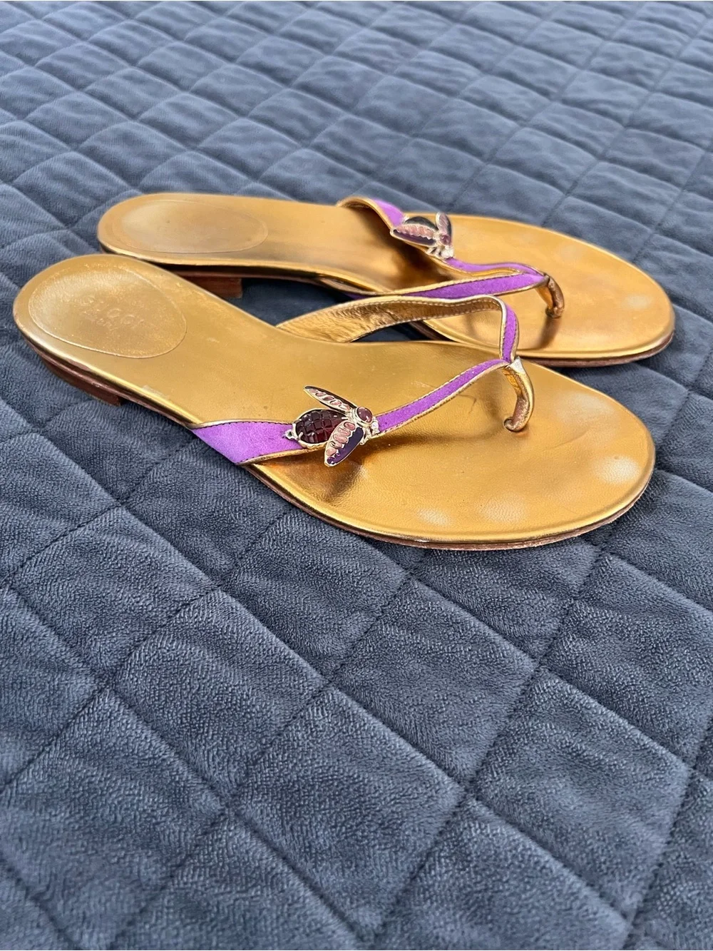 Gucci Bee Sandals Shoes Women’s 7 B Gold Thong Flip Flops Suede Purple Gold